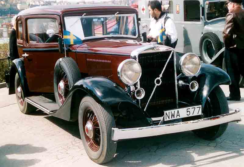 Side view of a 1933 Volvo PV654