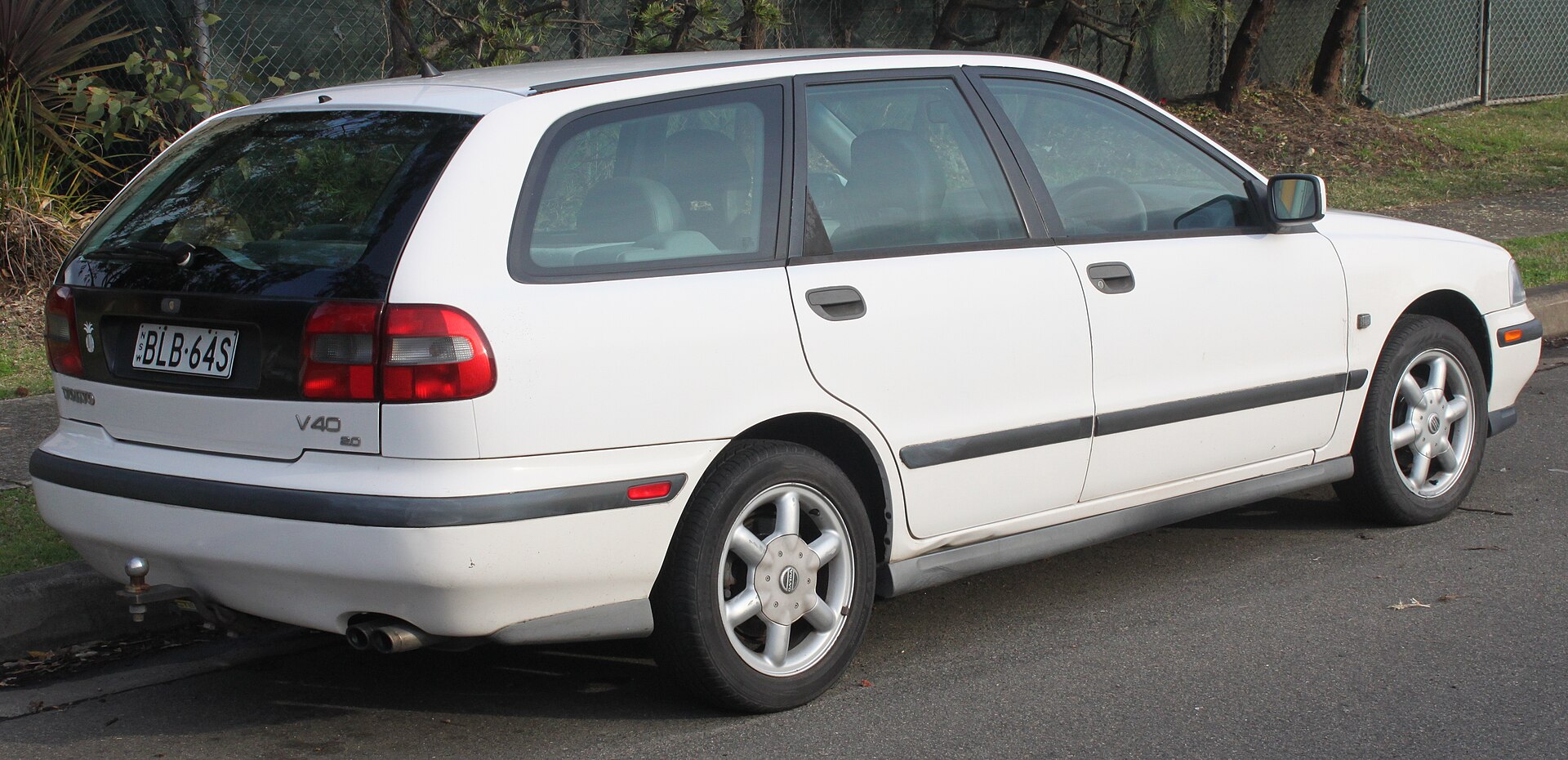 1998 Volvo V40 2.0 estate, exterior view