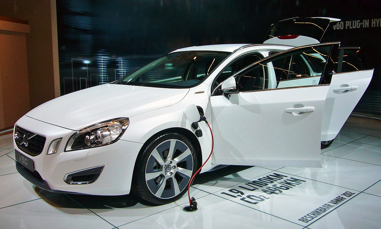 First-generation Volvo V60 Plug-in Hybrid, front three-quarter view