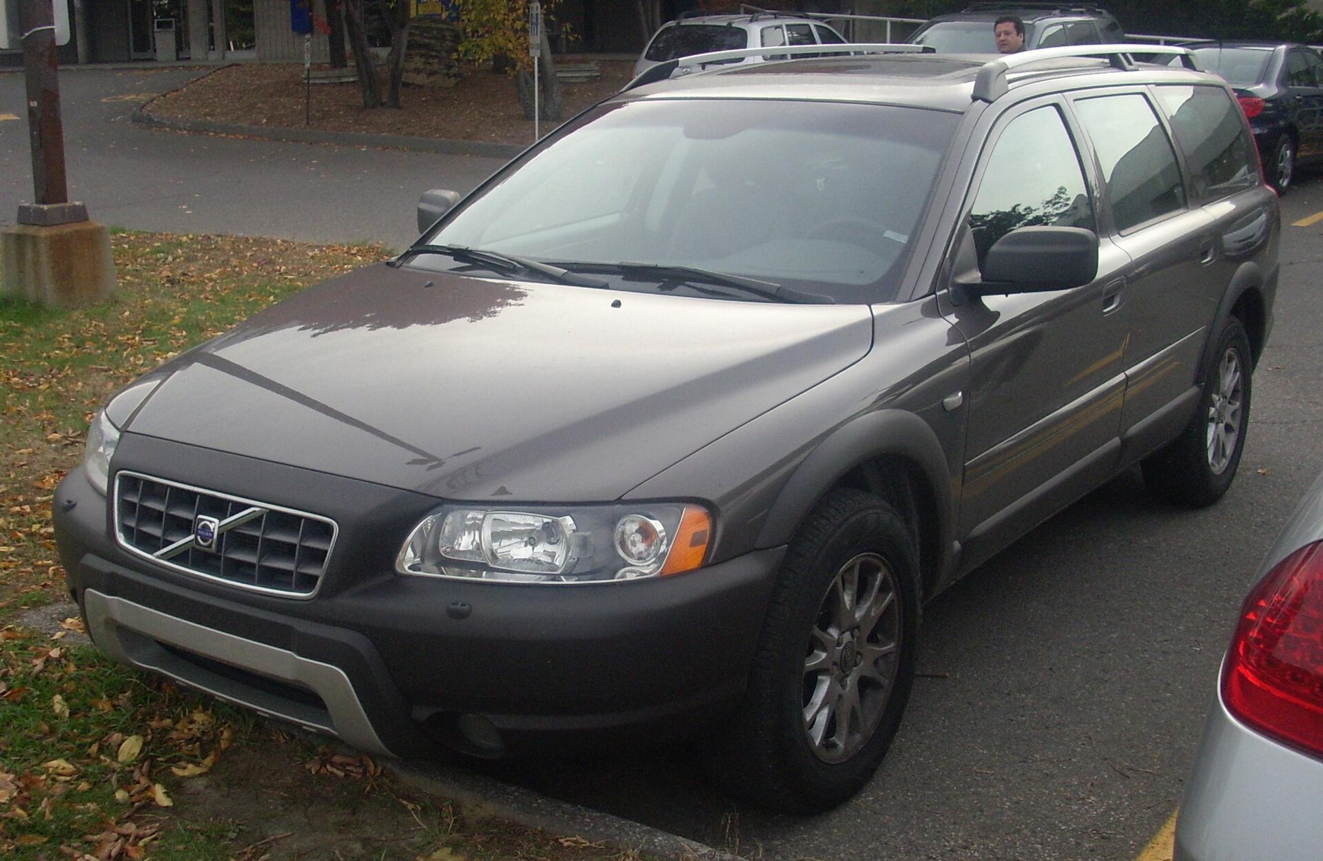 Volvo XC70 estate of the mid-2000s, front three-quarter view