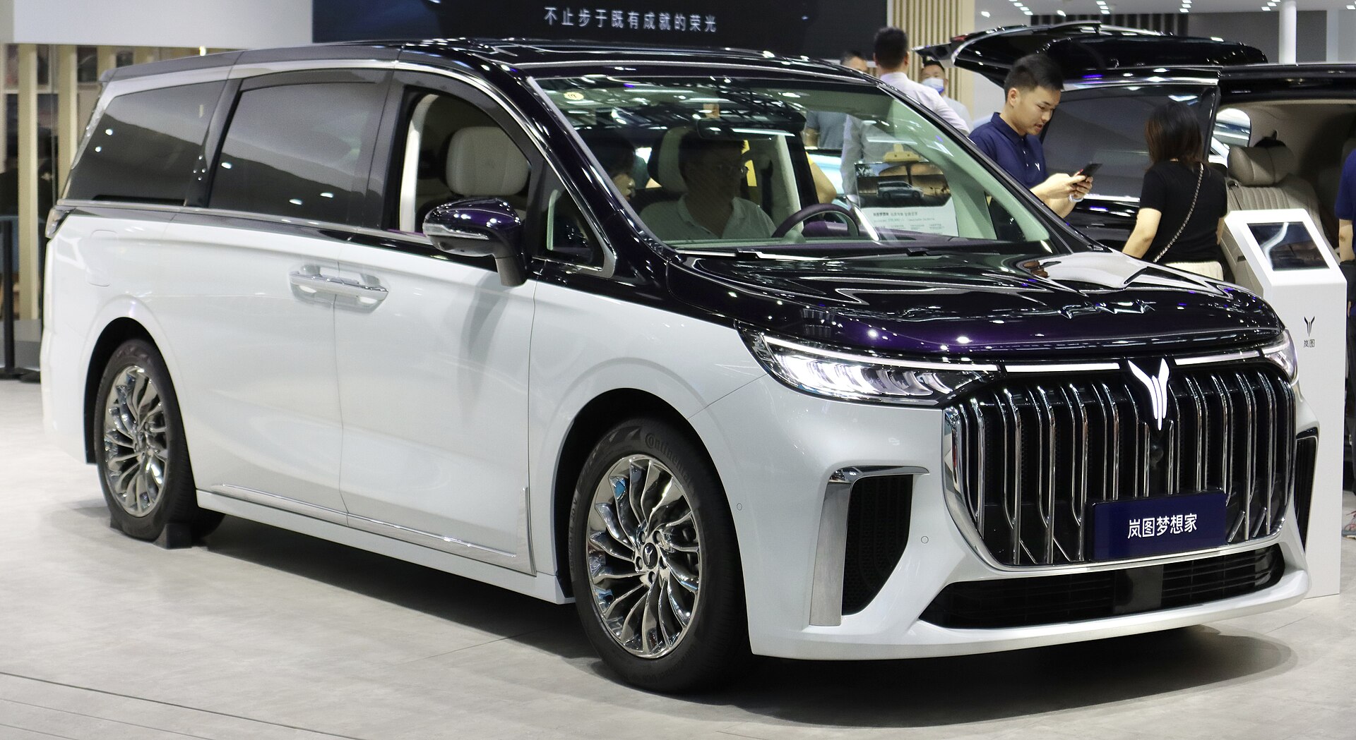 2022 Voyah Dreamer minivan, side view