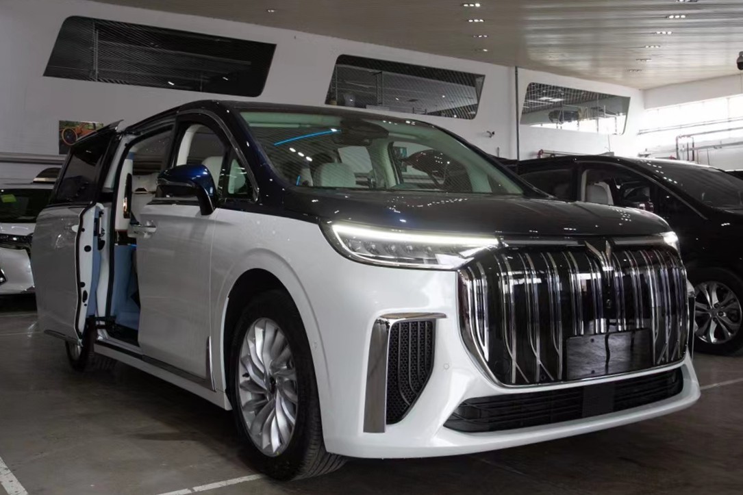 Voyah Dreamer MPV, front three-quarter view