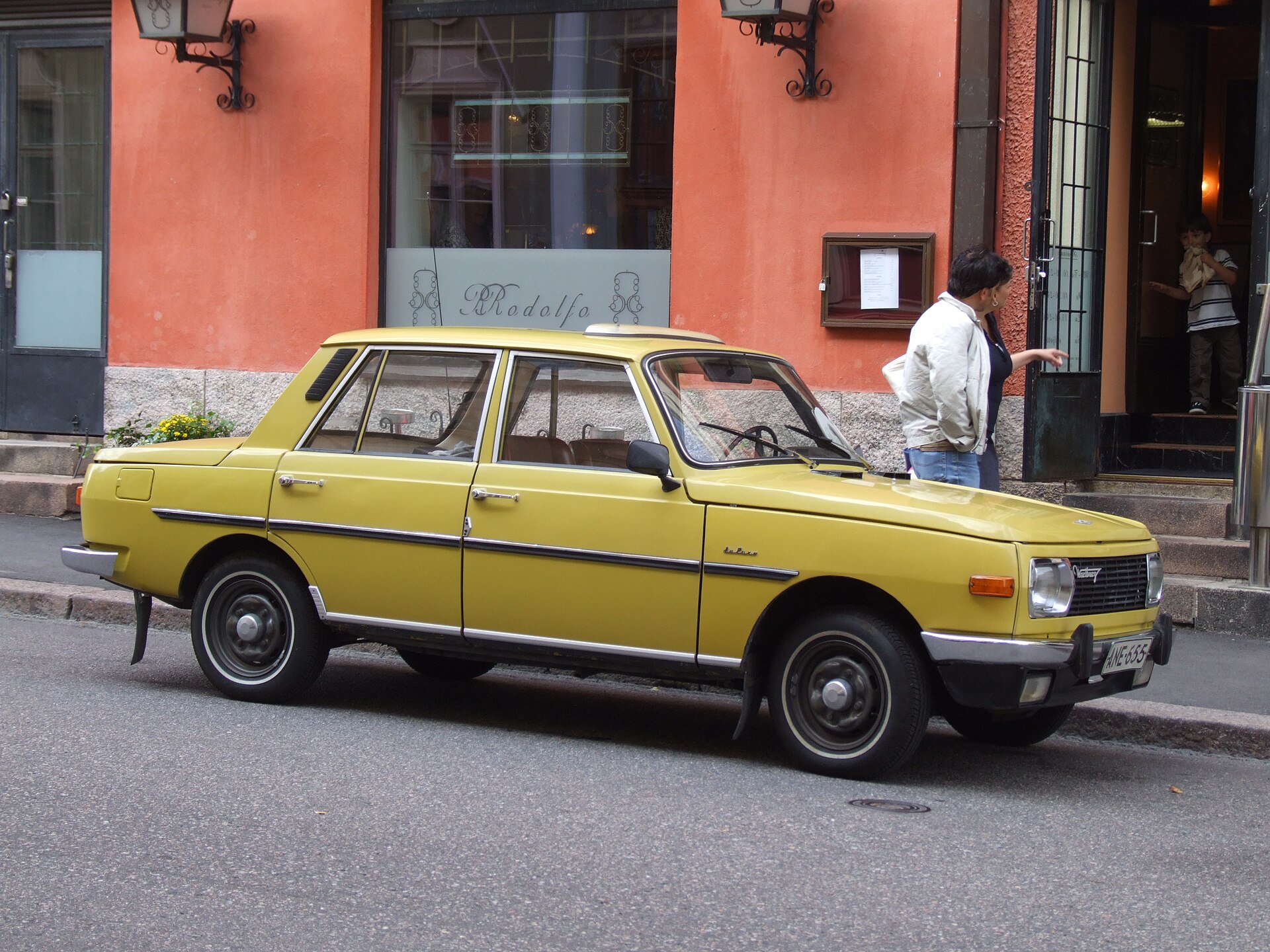 Wartburg 353 W saloon, front view