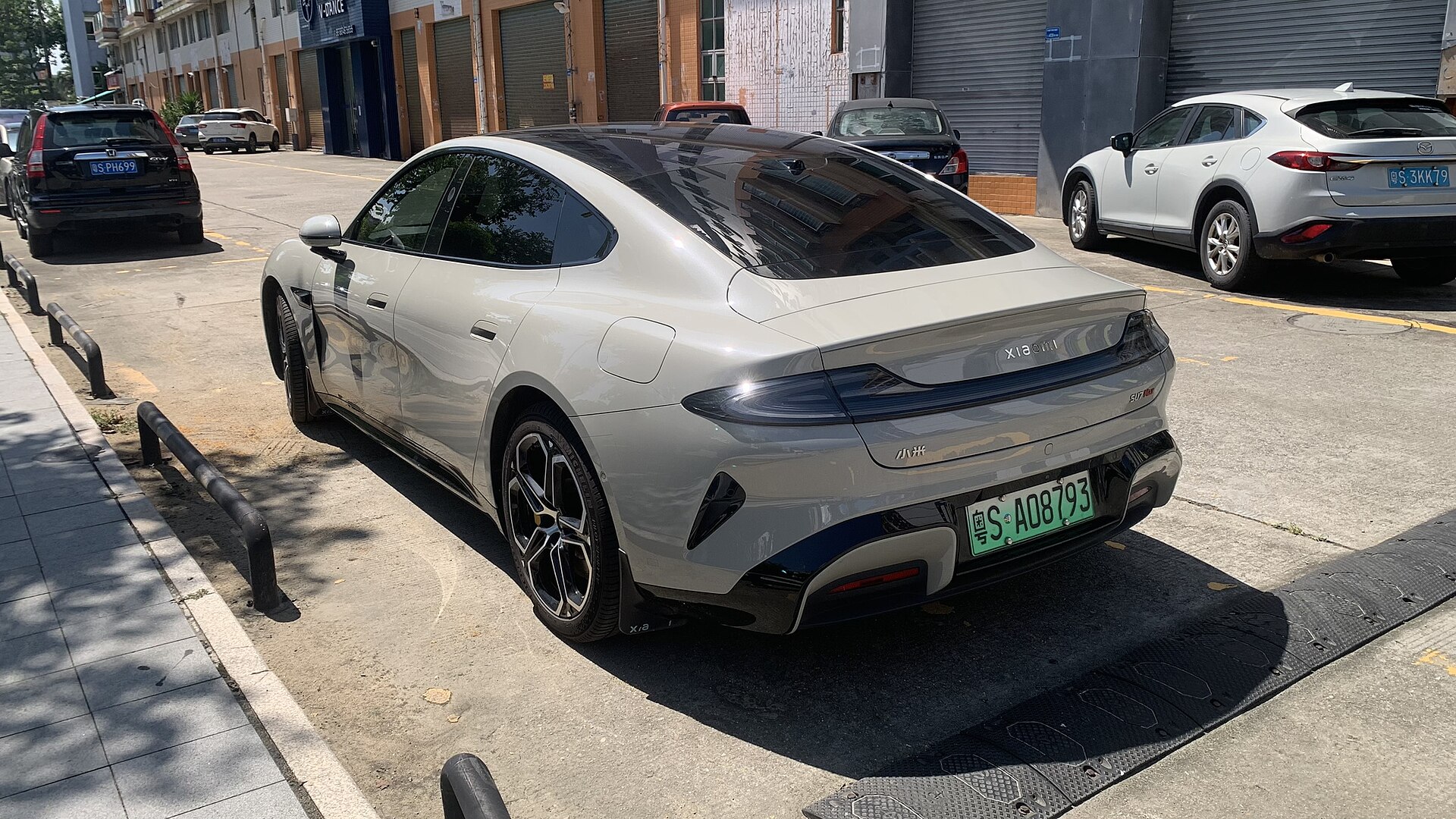 Grey Xiaomi SU7 Max, rear view