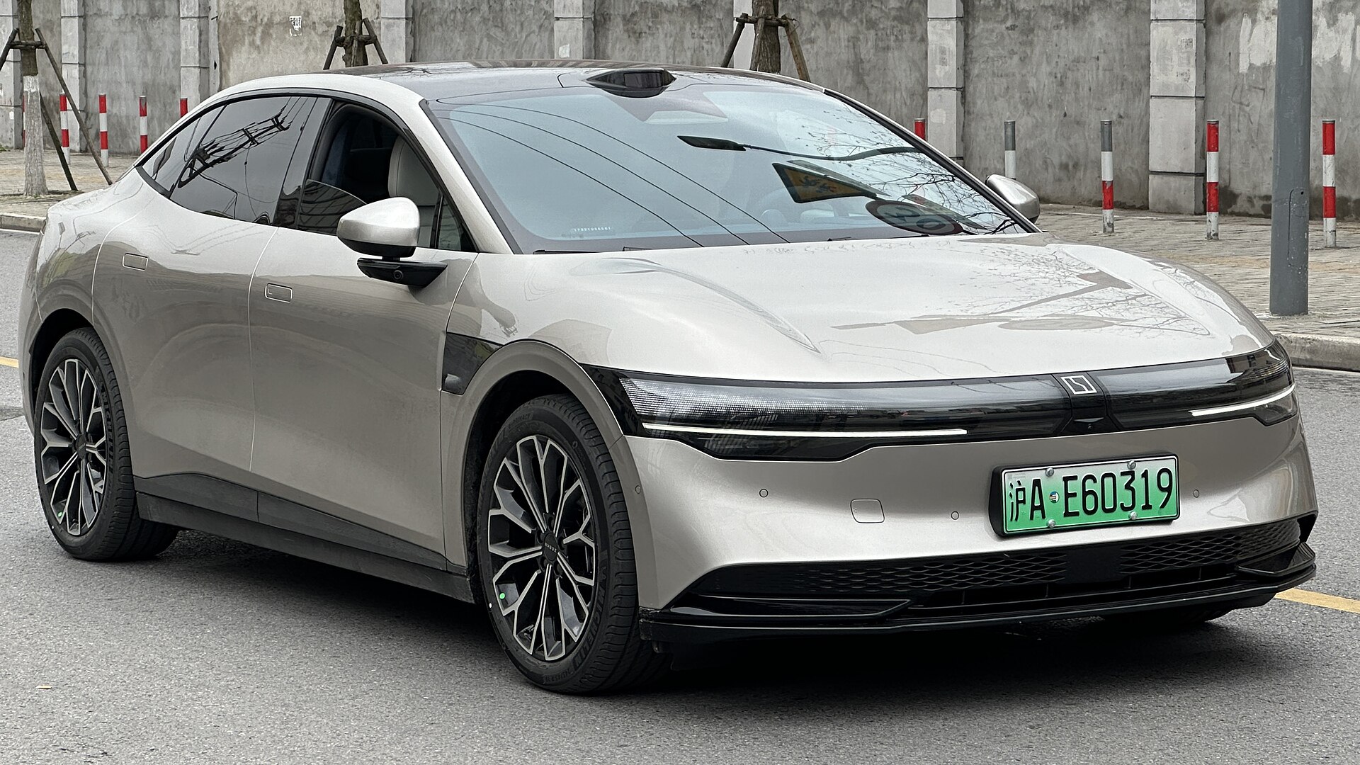 Zeekr 007 electric saloon
