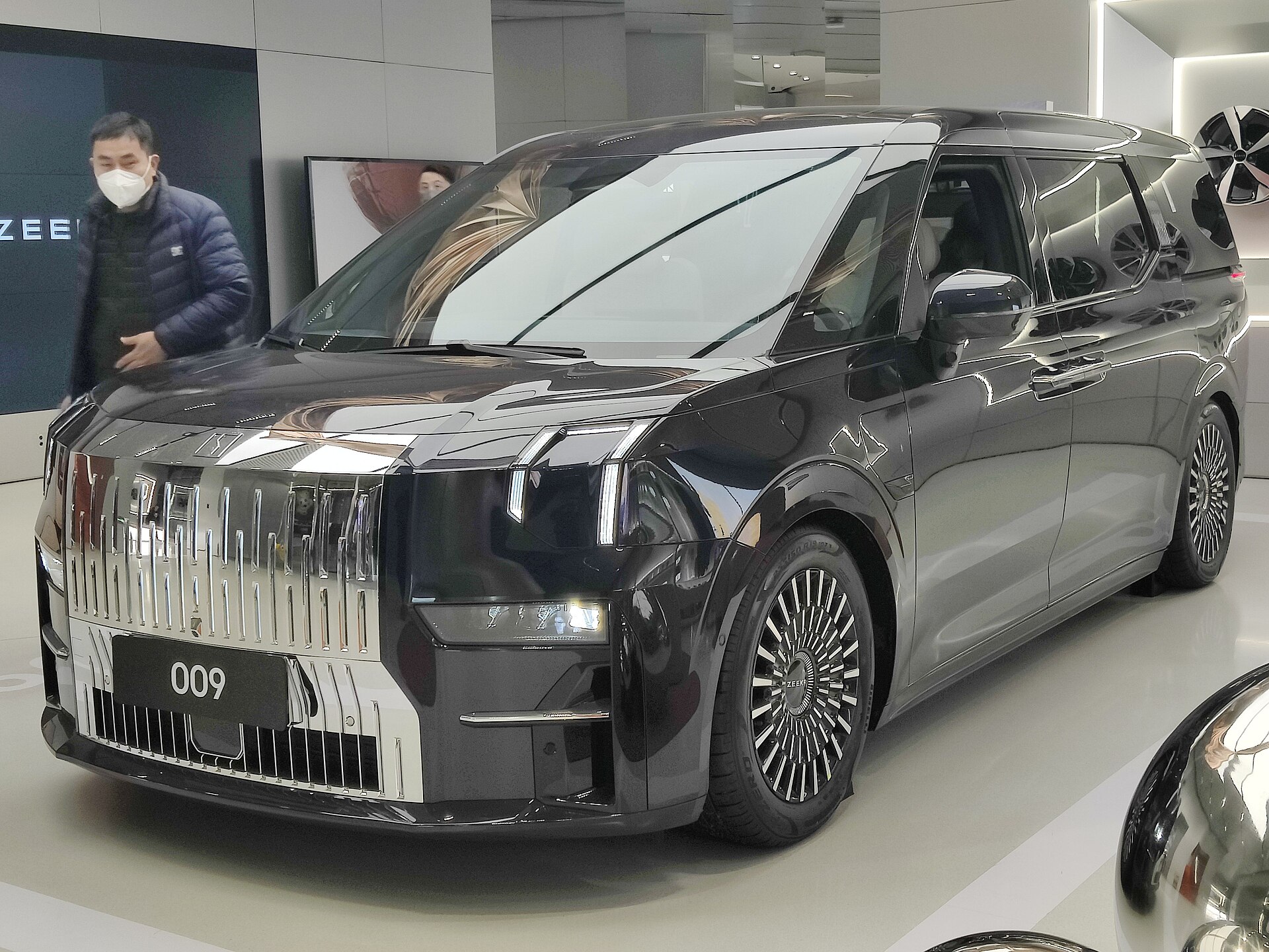 Zeekr 009 electric MPV
