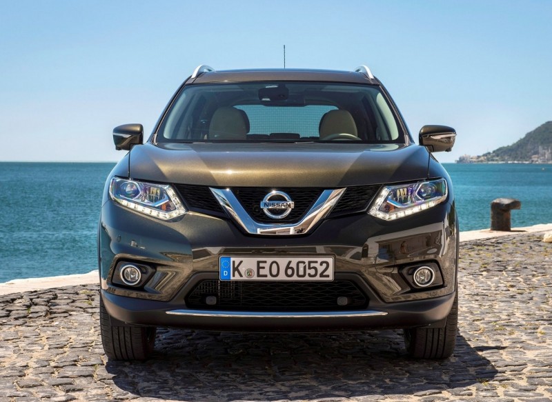 Front view of Nissan X-Trail